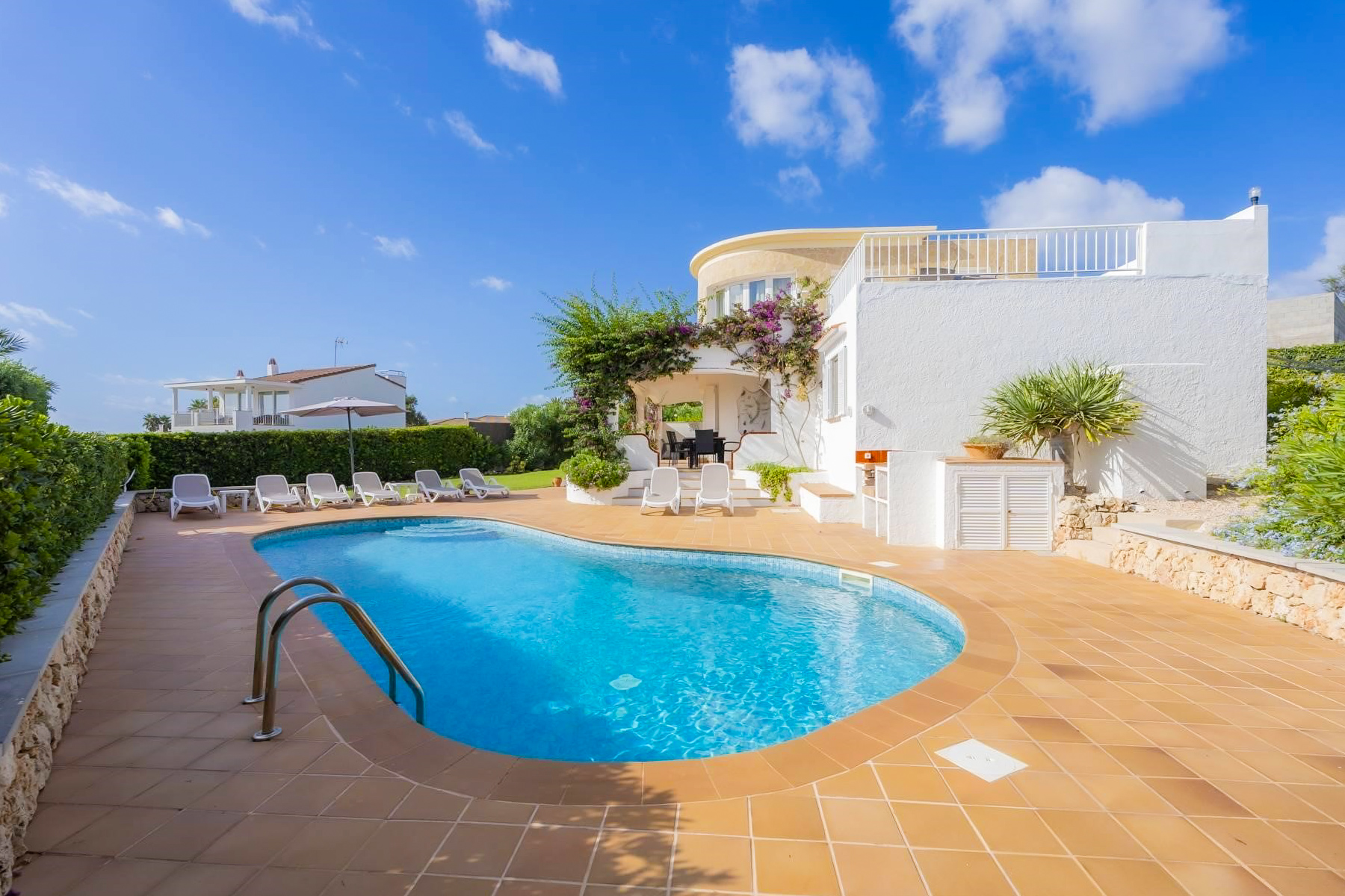 Profitez de la vue sur la mer depuis votre terrasse privée ou prélassez-vous au soleil au bord de la piscine chauffée de cette magnifique villa moderne.