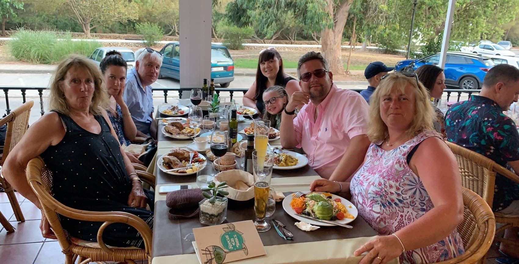 Jonny et sa famille profitant d'un repas à Minorque