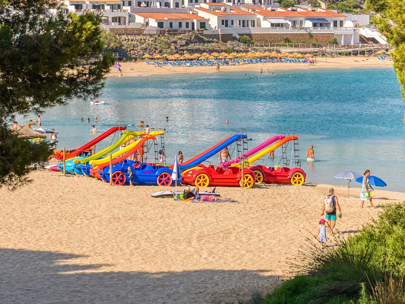 Les meilleures activit&eacute;s à Minorque en 2026 : P&eacute;dalos à la plage de l'Arenal