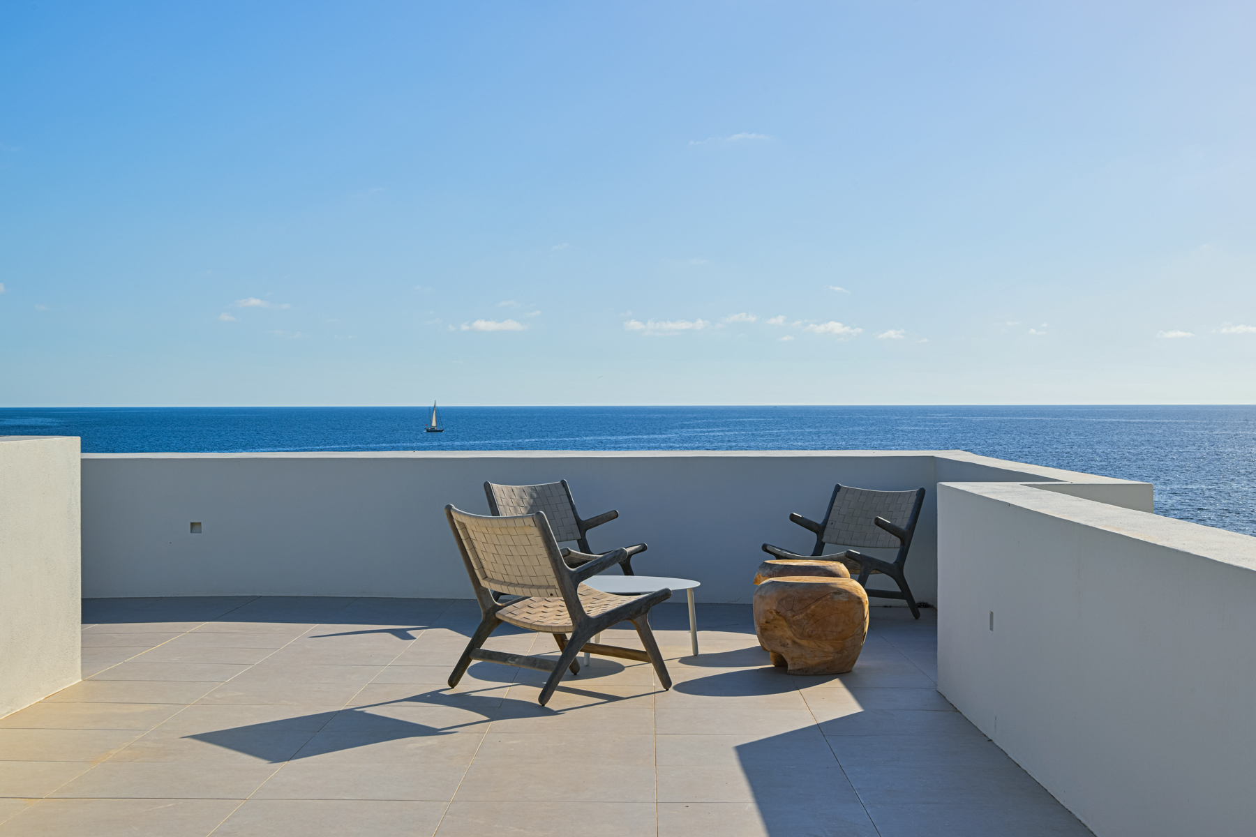 Admirez la vue panoramique sur la mer depuis la terrasse privée sur le toit de cette superbe villa moderne en bord de mer à Minorque.