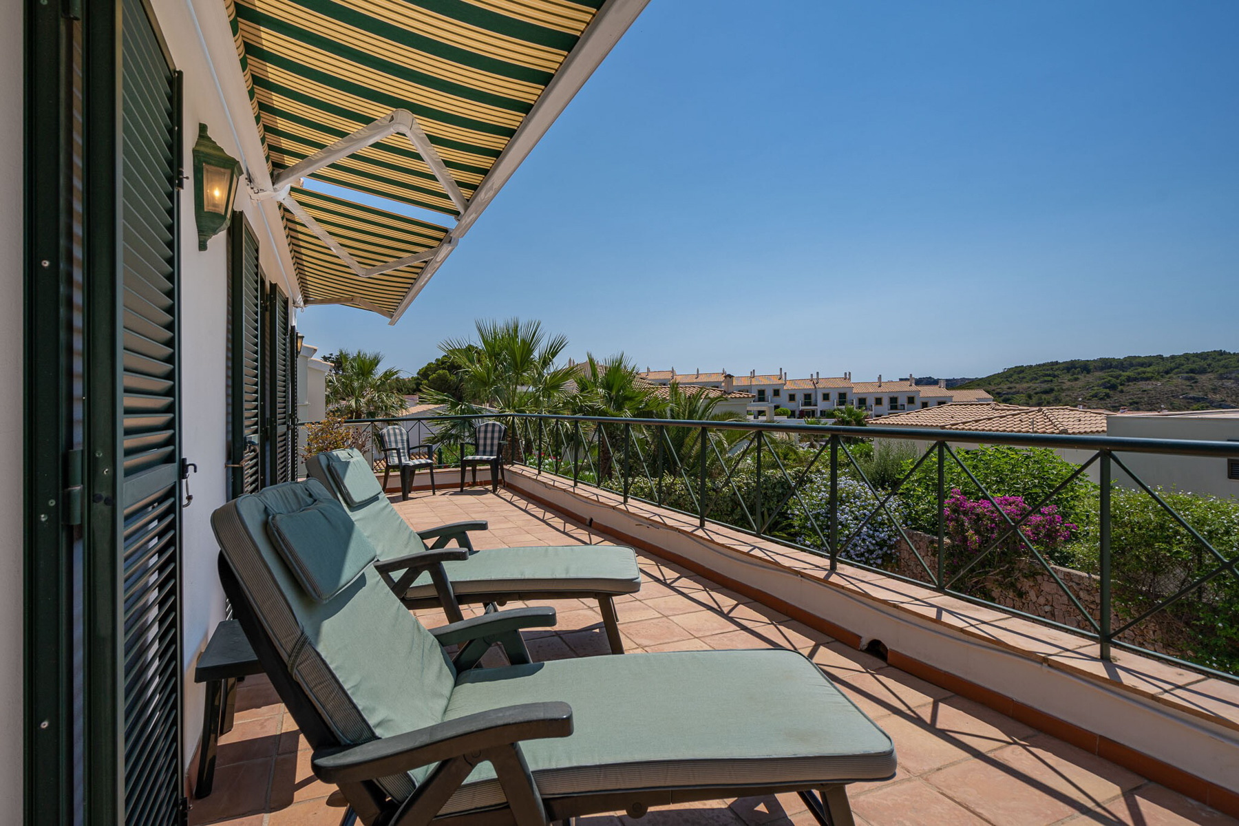 Vue imprenable sur le port, piscine privée chauffée et charmant jardin d'hiver pour se détendre : cette villa est le point de départ idéal pour explorer le nord de Minorque.