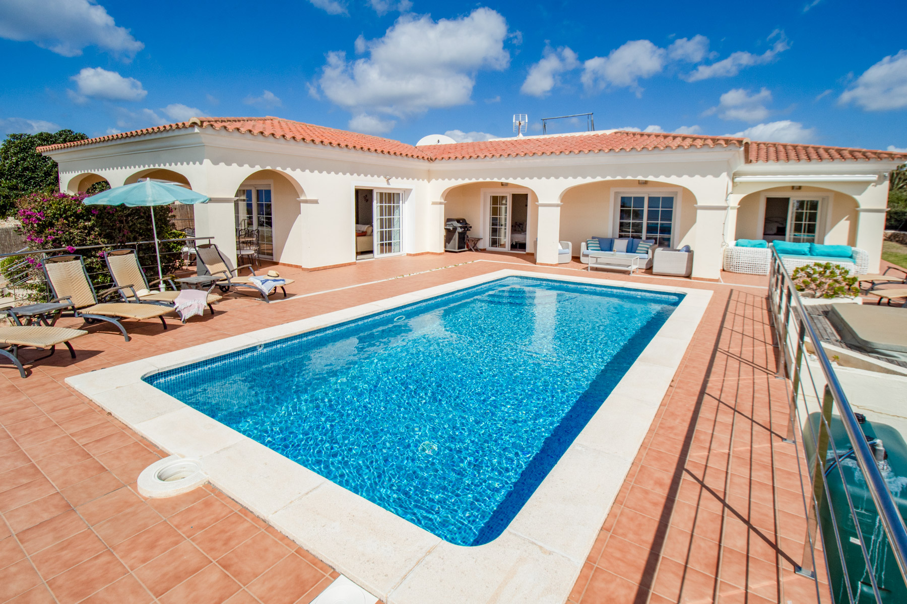 Admirez la vue panoramique sur la mer depuis la terrasse sur le toit, profitez d'une partie de ping-pong ou détendez-vous au bord de la piscine chauffée de cette charmante villa familiale à Minorque.
