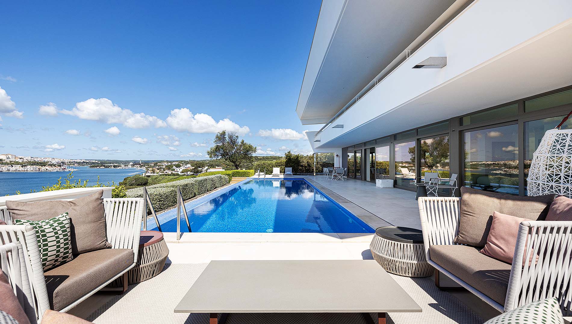Location d'une villa côtière moderne à San Antoni dans le port de Mahon