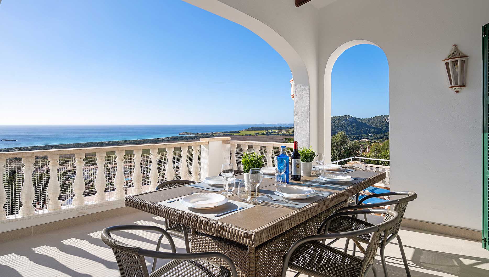 Villa familiale à San Jaime avec vue sur la mer et piscine privée.