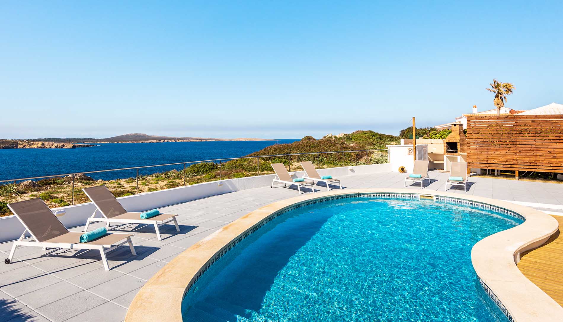 Villa familiale à Arenal avec vue sur la mer et piscine privée.