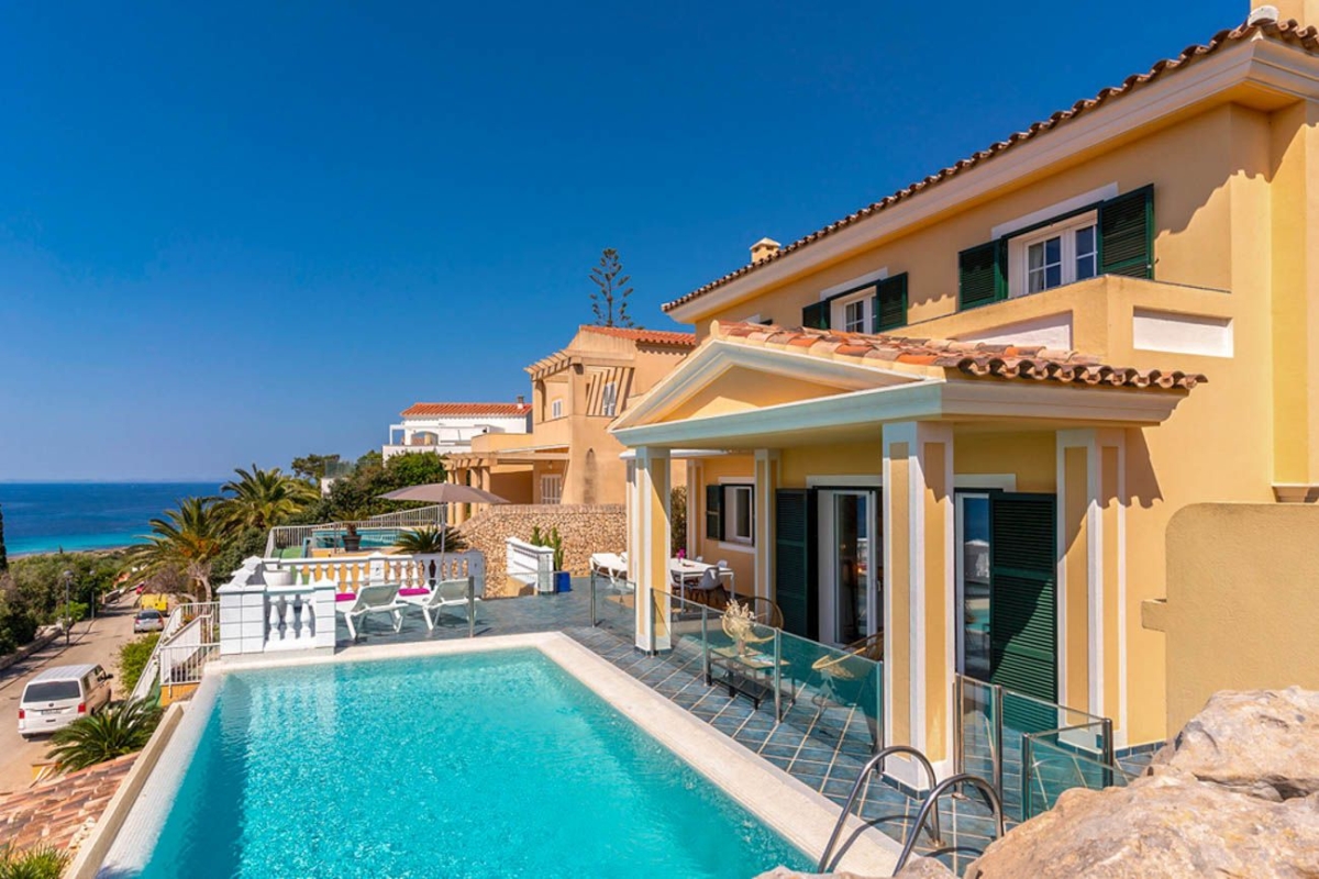 Découvrez Casa Migjorn, une superbe villa offrant une vue imprenable sur l'océan, des intérieurs élégants et une magnifique piscine à débordement.