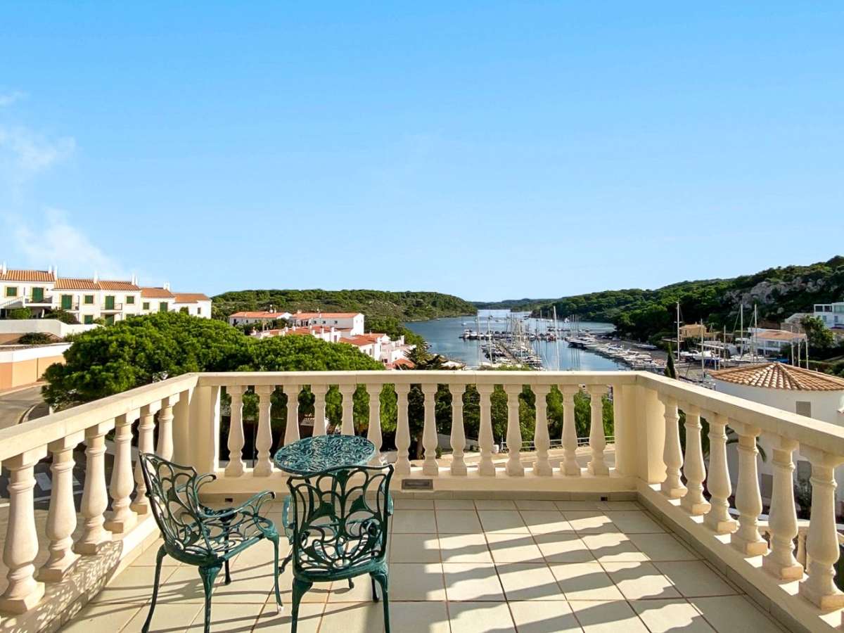 Avec sa piscine privée exposée plein sud, baignée de soleil toute la journée, sa vue imprenable sur le port de plaisance et l'estuaire, et ses commerces et restaurants accessibles en 2 minutes à pied, cette villa est un lieu de rêve pour votre séjour à Minorque.