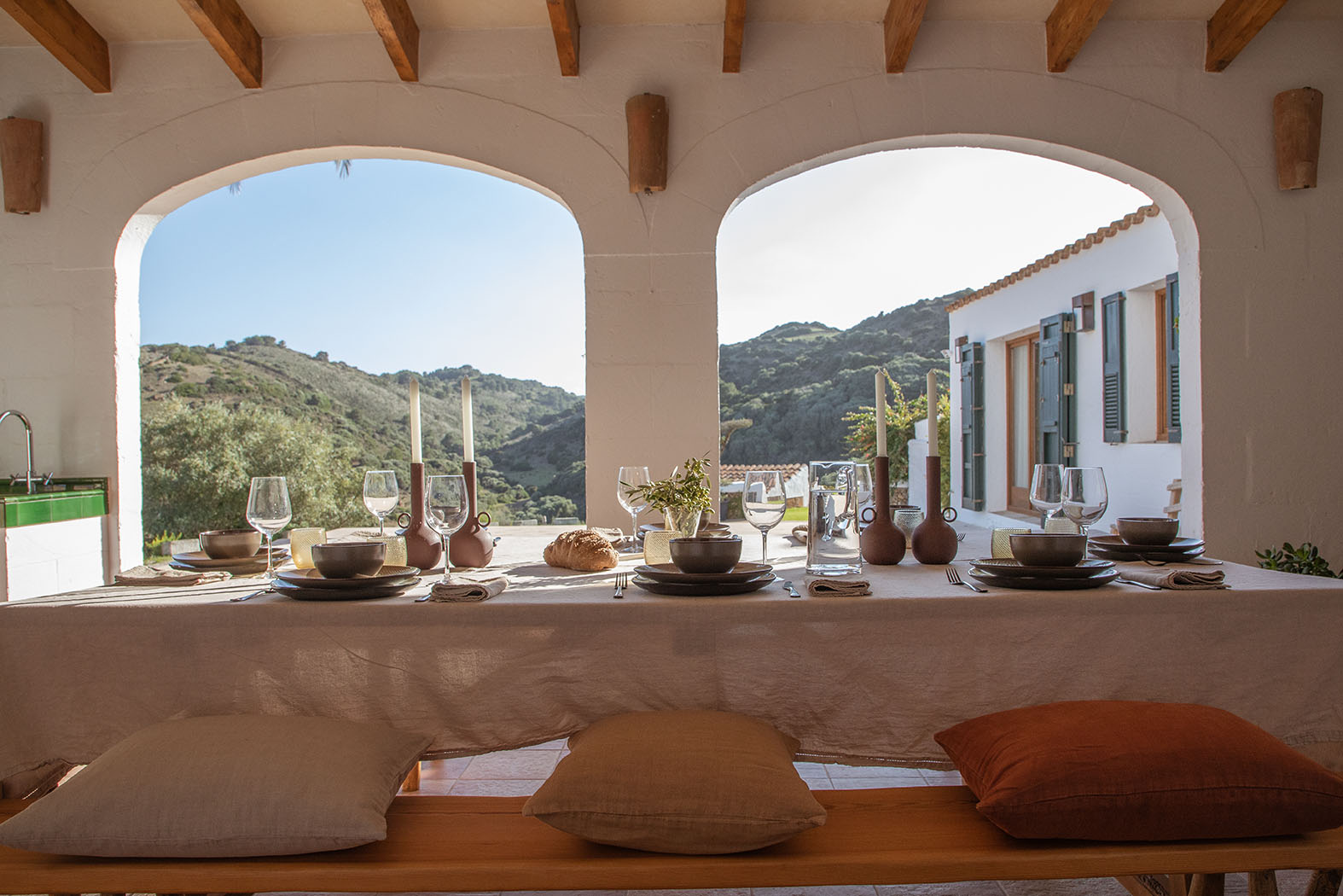 Découvrez une oasis de luxe et de détente dans la partie nord conviviale de Minorque dans cette maison de campagne élégante et isolée.